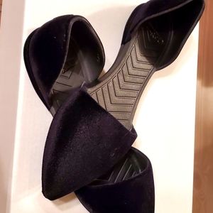 Native flats, Size US Women 6, Black colour